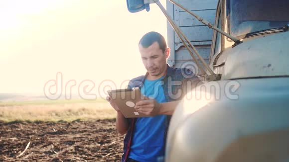 智慧农业男子农民司机站在生活方式一个数字平板电脑附近的卡车慢动作视频肖像视频的预览图