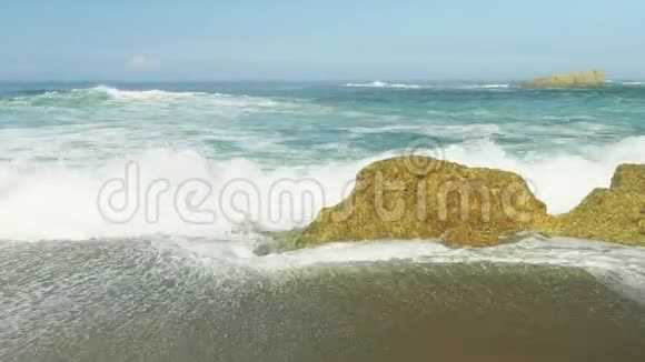 蓝色大西洋海浪在狂野的岩石海滩视频的预览图
