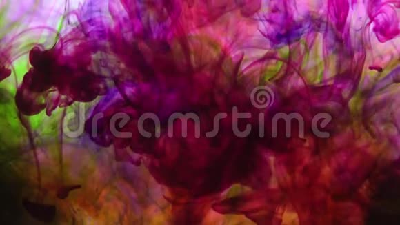 抽象的彩色颜料颜色在水背景纹理中扩散视频的预览图