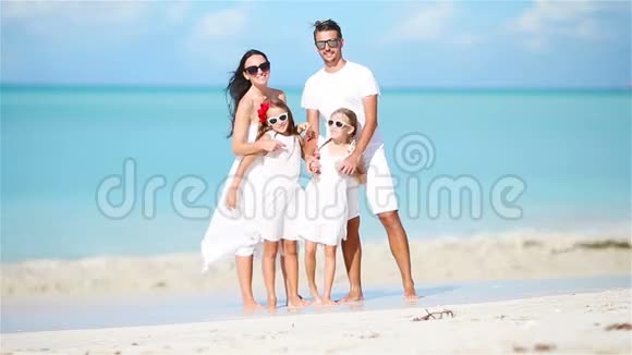 年轻的家庭在白色的热带加勒比海海滩上玩得开心视频的预览图