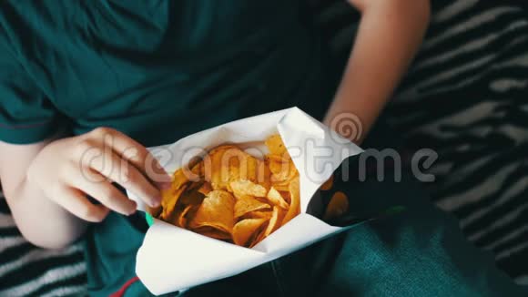 男孩吃土豆夹不健康的食物视频的预览图