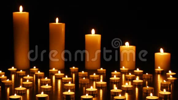 感恩节情人节生日快乐纪念节日圣诞节和浪漫的黑暗背景蜡烛视频的预览图