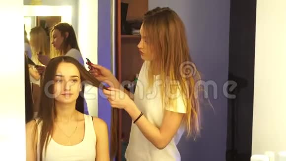 年轻发型师和美女做发型视频的预览图