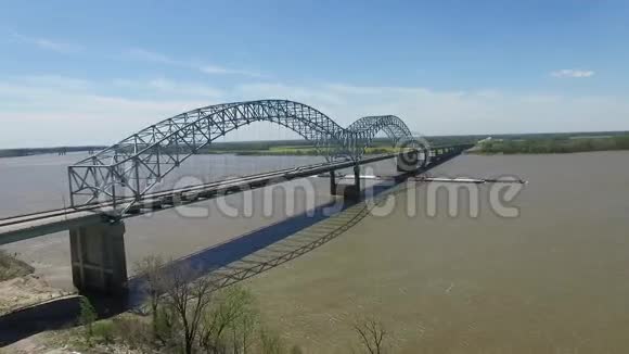 在埃尔南多德索托大桥和密西西比河视频的预览图