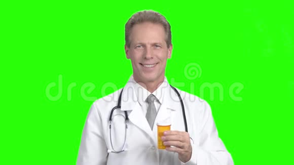 微笑医生在色度键背景视频的预览图