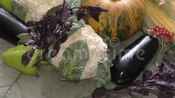 集市上出售新鲜蔬菜和草药视频的预览图