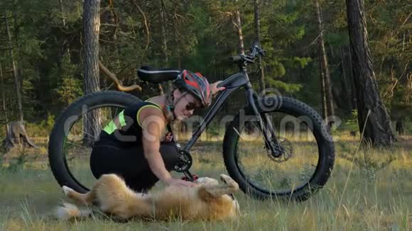 在夏天骑在森林里的胖自行车也叫胖自行车或胖轮胎自行车视频的预览图