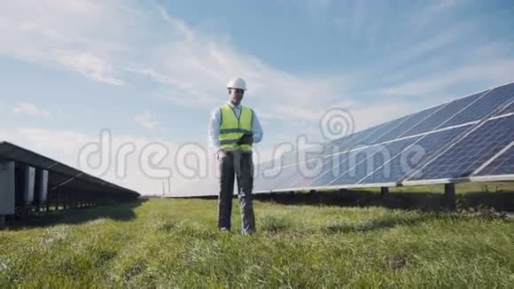 工程师和太阳能电池板视频的预览图