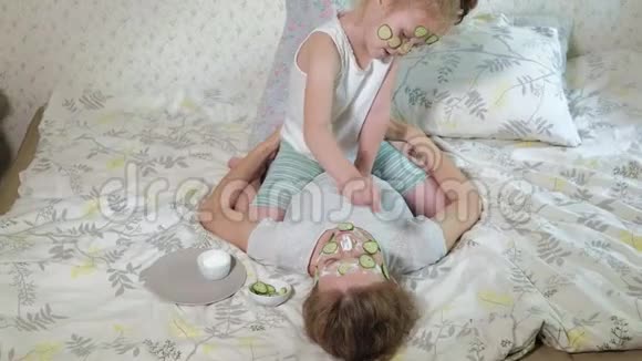 一个女人和她的女儿在家里取笑黄瓜面具视频的预览图