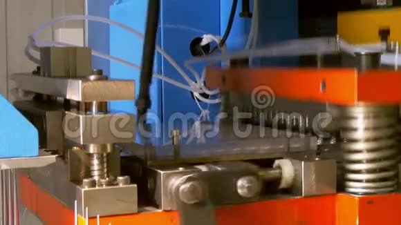 工业数控机床上金属薄板的切削孔穿孔冲压视频的预览图