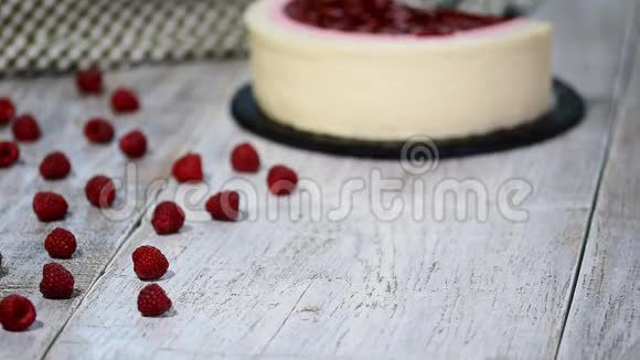 一块覆盆子奶油慕斯蛋糕草莓蛋糕视频的预览图