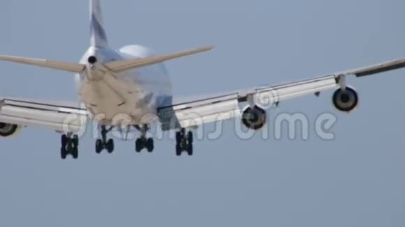 商用喷气式飞机降落在巴塞罗那机场视频的预览图