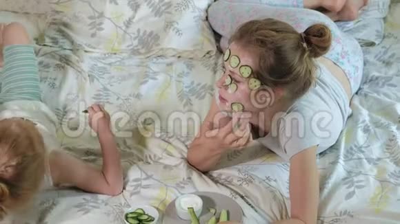 一个女人和她的女儿在家里取笑黄瓜面具视频的预览图