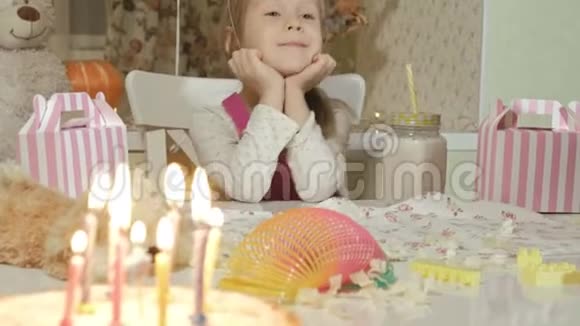 带蜡烛的生日蛋糕视频的预览图
