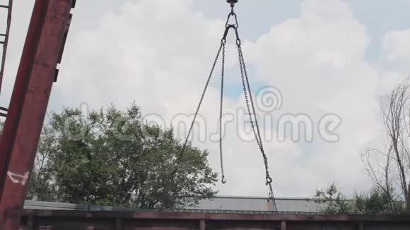 龙门吊从货车上卸下型材管道在仓库装载金属大型龙门吊视频的预览图
