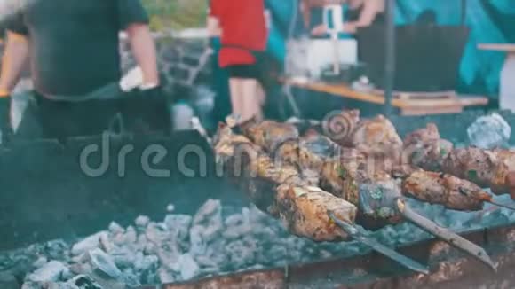 在宴会上烹制的烤肉串上烤着美味的烤肉和蔬菜视频的预览图