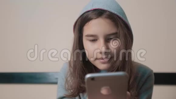 小女孩写了一条信息聊天在社交媒体信使儿童技术和通信概念视频的预览图
