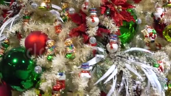 有装饰的圣诞树视频的预览图