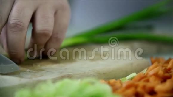 用刀慢割韭菜视频的预览图