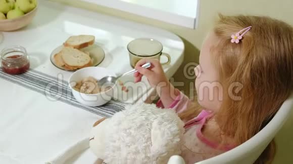 小女孩在家厨房里吃粥视频的预览图