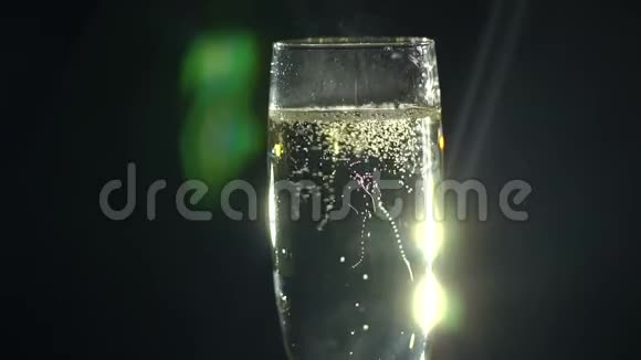 黑色背景上的香槟特写视频的预览图