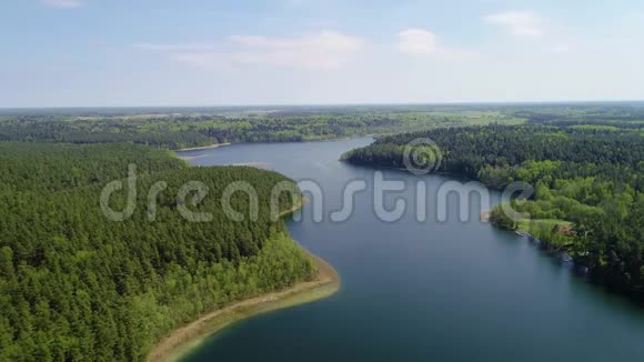 美丽的湖泊鸟瞰图视频的预览图
