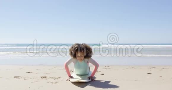 冲浪板上快乐的女人视频的预览图