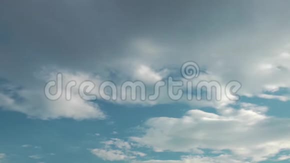 蓝天中的云彩时光流逝视频的预览图