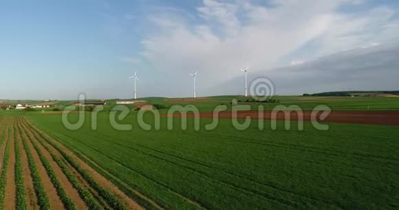 农田和发电风力发电机的空中全景图获取现代技术视频的预览图