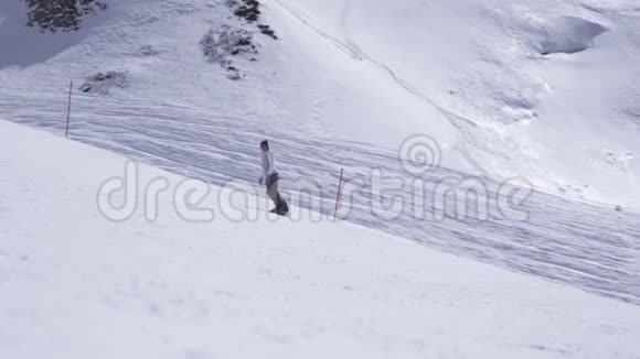 滑雪胜地滑雪者骑在斜坡上速度白山晴天视频的预览图