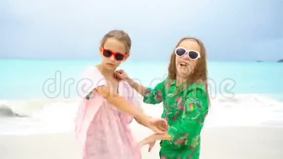 暑假期间小女孩在热带海滩玩一起玩视频的预览图