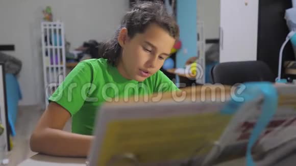 小女孩女儿生活方式做作业教育课学校慢动作视频准备回到学校视频的预览图
