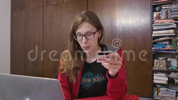 网上电脑购物的女人视频的预览图