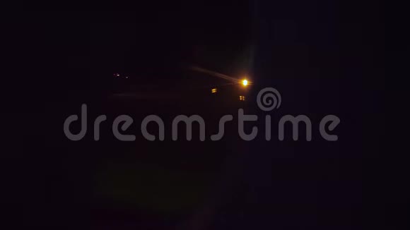 飞机飞机飞行的概念飞机在生活方式之夜在机场跑道起飞窗外的景色视频的预览图