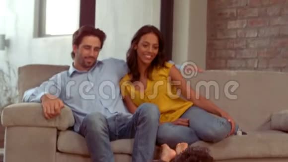 在客厅里微笑的西班牙家庭视频的预览图