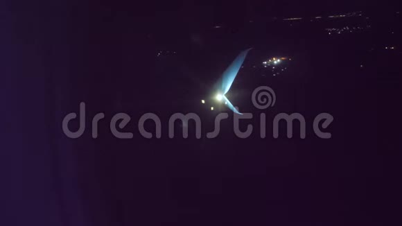 起飞飞机生活方式飞机飞行理念飞机晚上在机场跑道起飞从视频的预览图
