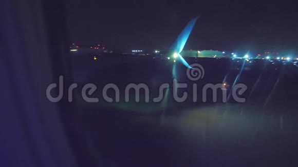 在机场降落起飞飞机生活方式飞行概念飞机在晚上起飞视频的预览图