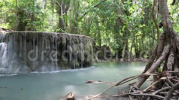 泰国西部埃拉万国家公园的埃拉万瀑布视频的预览图