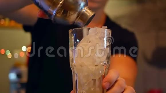 酒吧酒精鸡尾酒视频的预览图