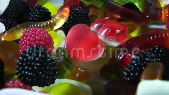 糖色嚼着的明胶糖果在桌子上旋转视频的预览图