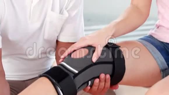 物理治疗师检查患者膝关节损伤视频的预览图