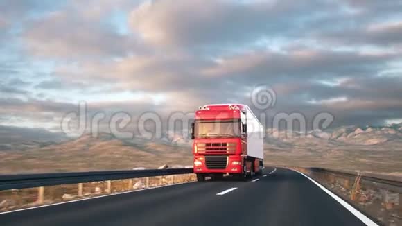 沿着沙漠公路行驶的半挂车视频的预览图