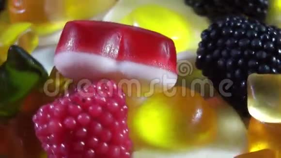 糖色嚼着的明胶糖果在桌子上旋转视频的预览图