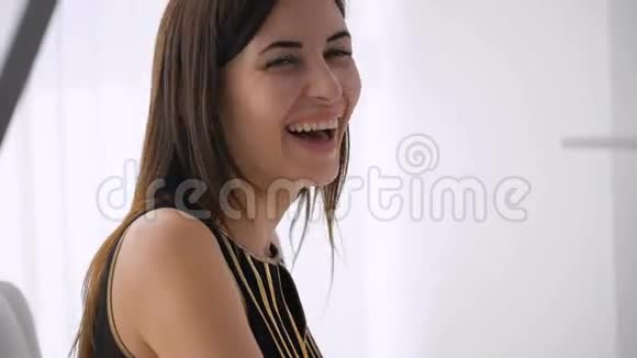 漂亮的快乐女人在室内笑视频的预览图