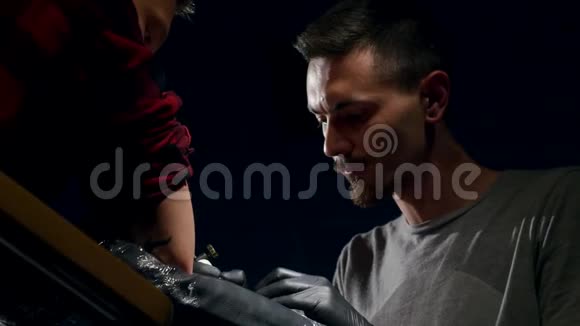 创作中纹身艺术家的镜头视频的预览图