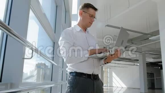 一个有着笔记本电脑的成熟商人视频的预览图