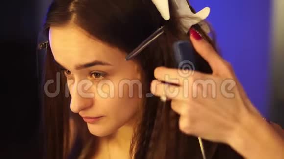 年轻发型师和美女做发型视频的预览图