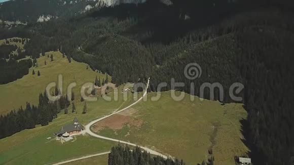 空中观车骑在路上的针叶林中的群山罗马尼亚夏季的公路旅行视频的预览图