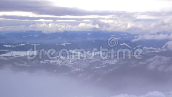 雪山雾冬视频的预览图