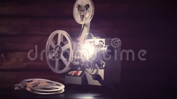 在黑色背景上的电影放映机具有戏剧性的灯光和选择性的焦点视频的预览图